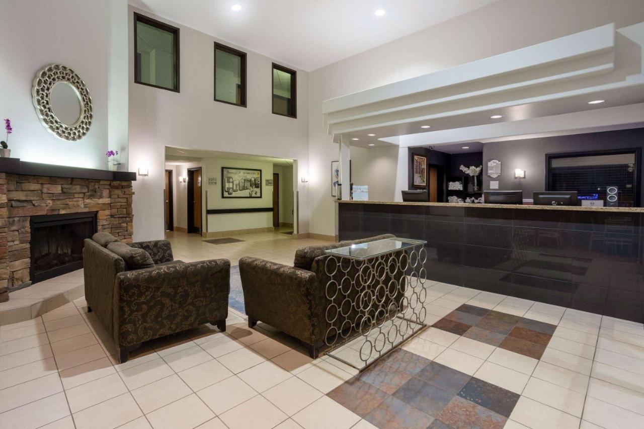 Super 8 By Wyndham Quebec City Exterior photo